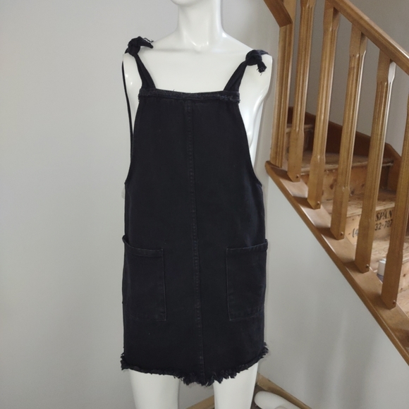 WILDFABLE denim pinafore - Picture 1 of 6